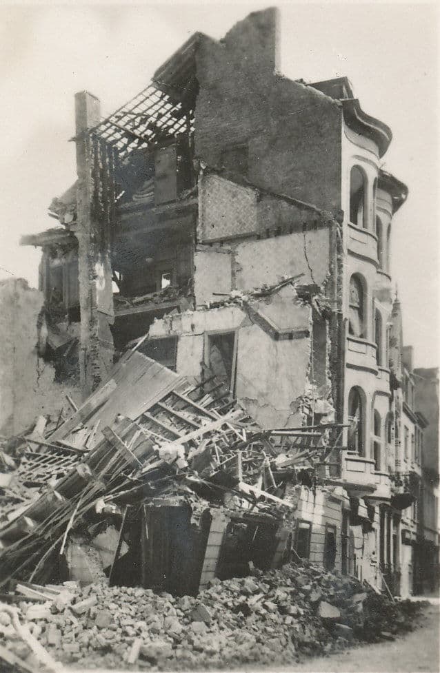Edificio bombardeado em Ostende, Bélgica — ruínas do pós-guerra que moldaram a arte abstrata de Remaut