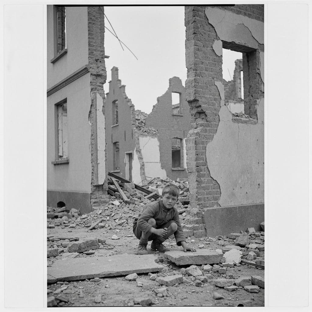Child playing among the ruins of postwar Ostend — the formative landscape of Belgian abstract artist Roger Remaut