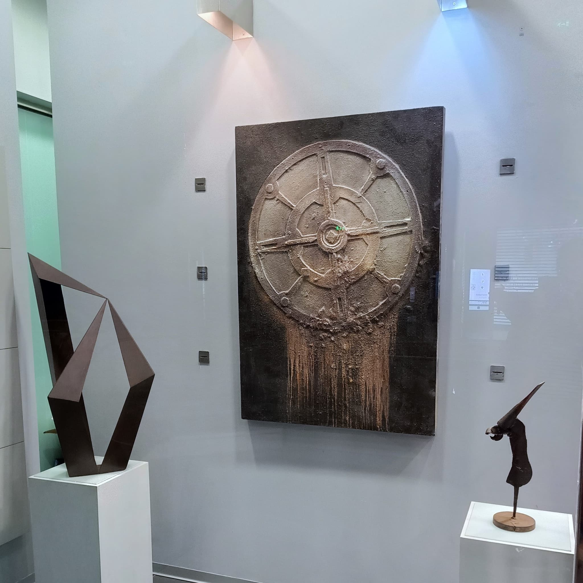 Ombre et Lumiere — mixed media abstract painting by Belgian artist Roger Remaut, flanked by sculptures by Bernard Pieters and Patrick Steen