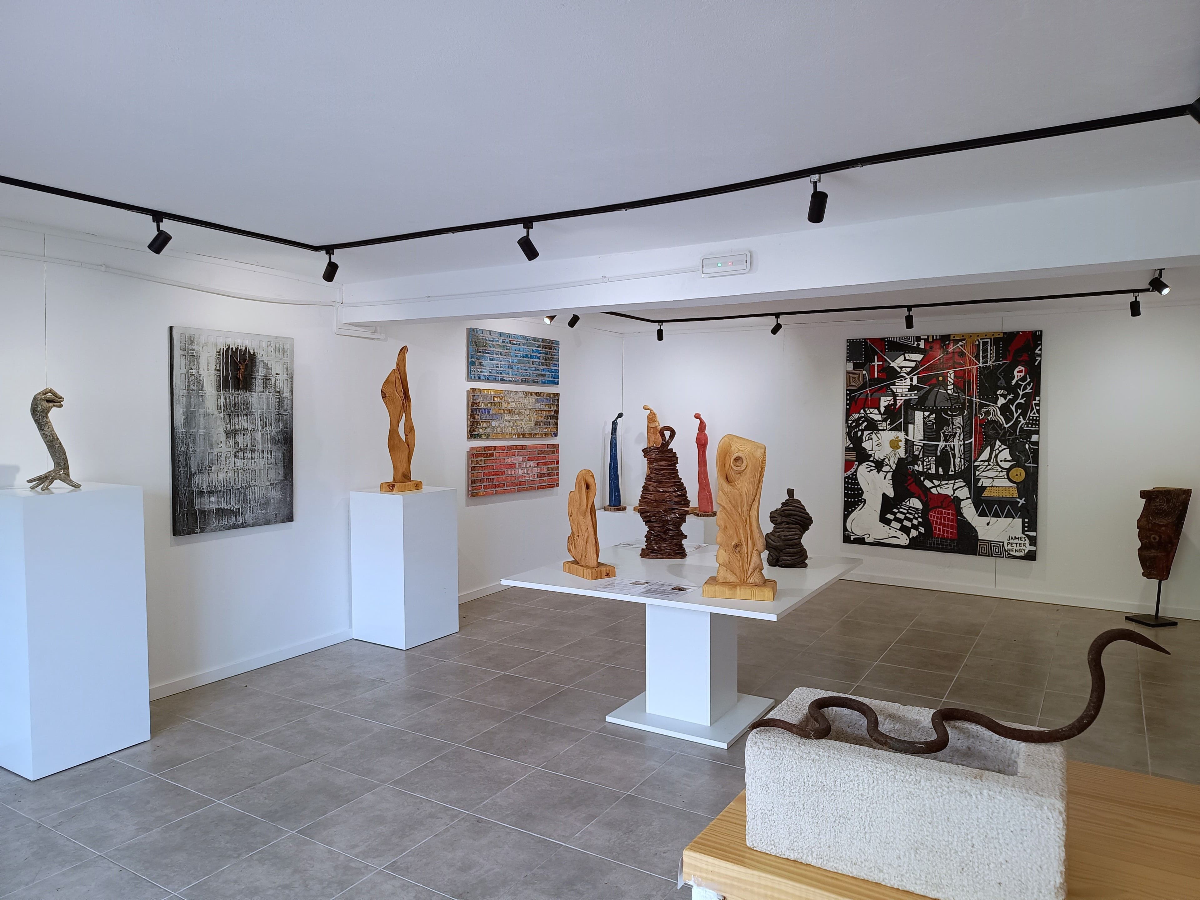 How Bricks-and-Mortar Art Galleries Survive in the Online Age: The Case of Xochi Art Gallery